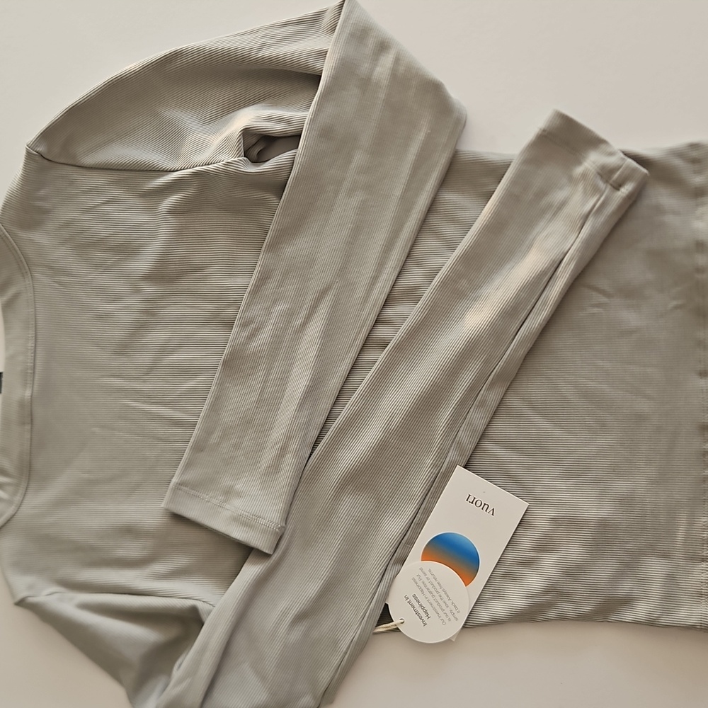 NWT Vuori Light Green Sage Talc Long Sleeve Pose Scoop Tee Top Size XS - Picture 7 of 7